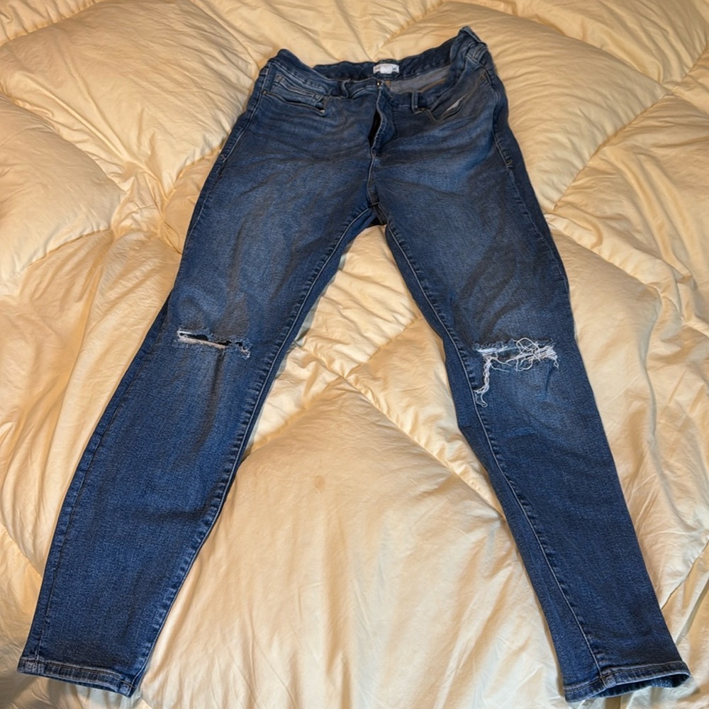Good American women’s jeans size 16. Distressed.